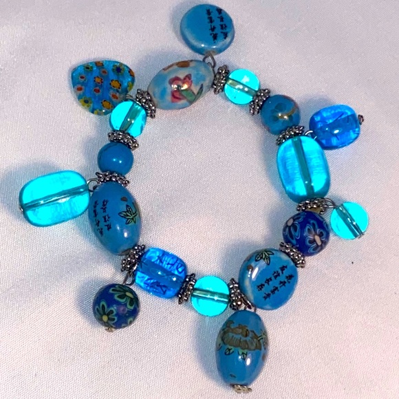 Beaded bracelet designed with turquoise stones and unique glass & worked clay. - Picture 5 of 12